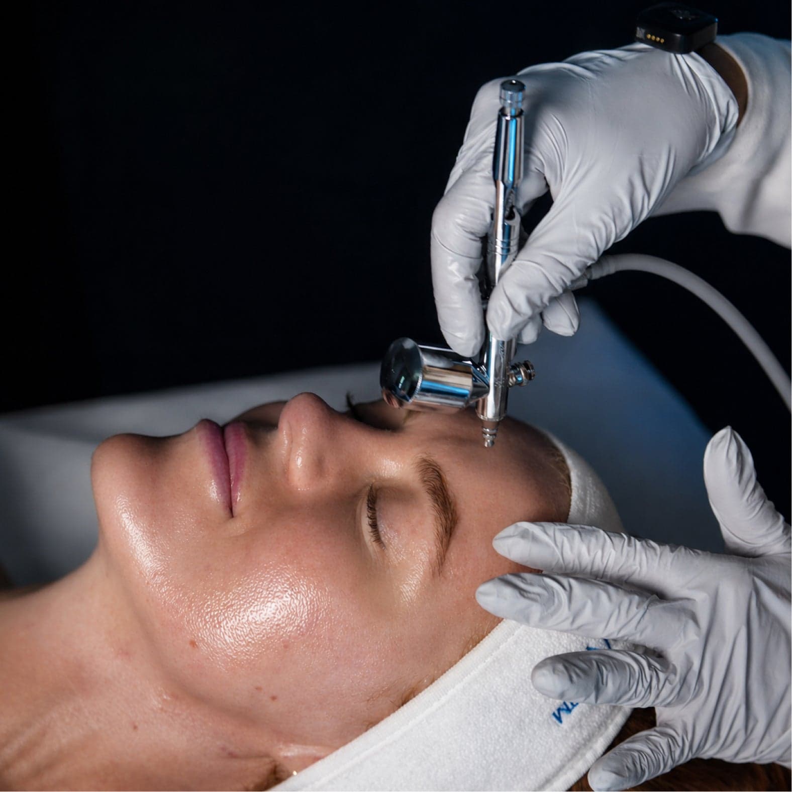 Zemits demonstration of a serum-mist applicator above a model’s face
